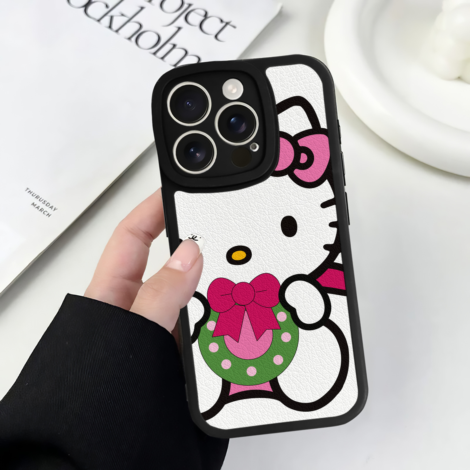 （画像用） Hello Kitty ハローキティ 【iPhone 16シリーズ対応】シリコンスマホケース（レザー調） 材質：シリコン